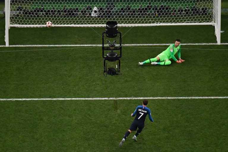 2-1. France's forward Antoine Griezmann (bottom) converts a penalty past Croatia's goalkeeper Danijel Subasic. Photo by François-Xavier Marit/AFP  