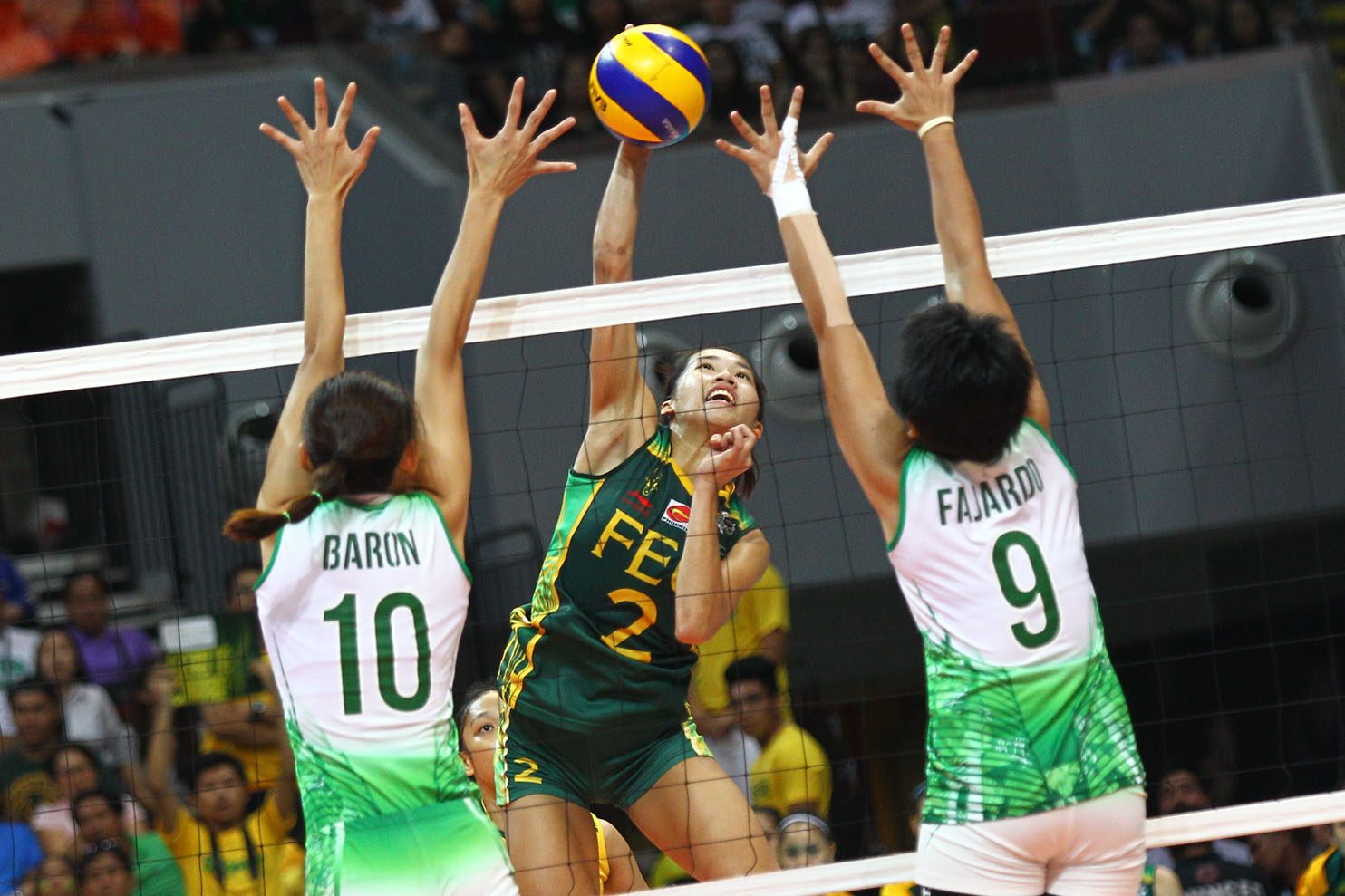 Gritty FEU rallies late to upset La Salle, extends Final Four series