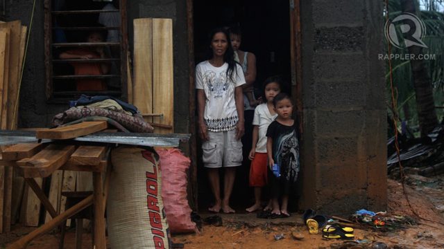 DESTITUTE. Many poor families lost all their belongings in the typhoon. Photo by Karlos Manlupig