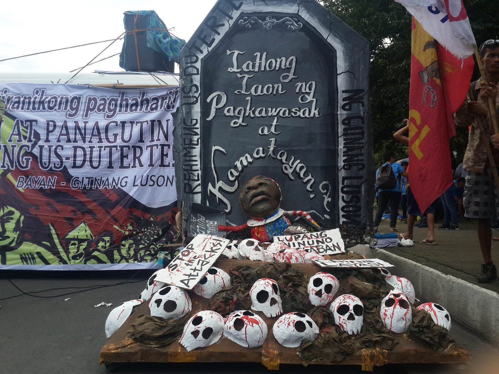 BLOODY. A tombstone effigy symbolizes extrajudicial killings under 3 years of Duterte's rule. Photo by Enrico Berdos/Rappler 