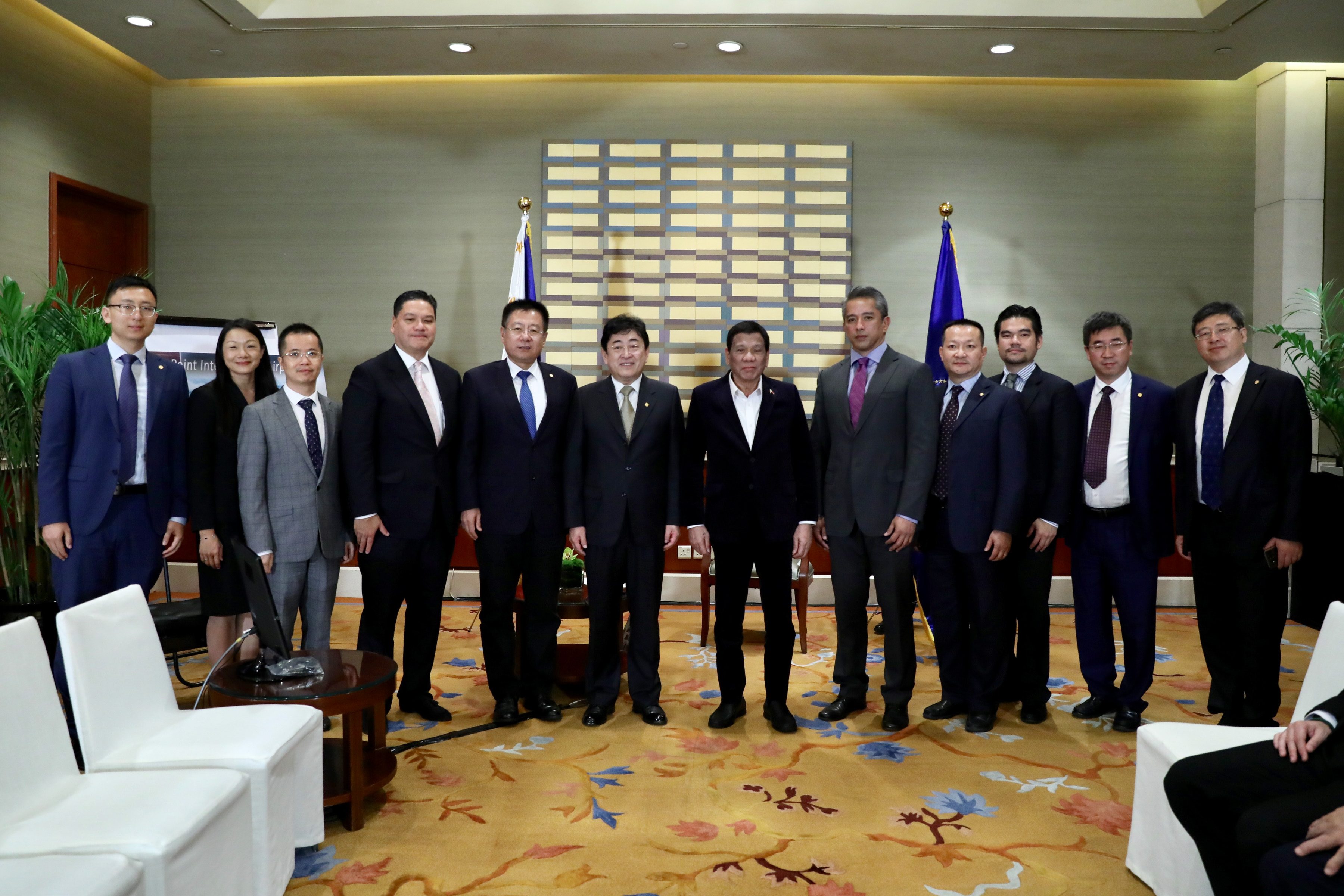 PARTNERS. President Rodrigo Duterte grants a photo opportunity to Cavite Governor Juanito Victor Remulla Jr. and officials of CAVITEX Holdings, China Communication Construction Company, and China Airport Construction Group. Malacañang photo 