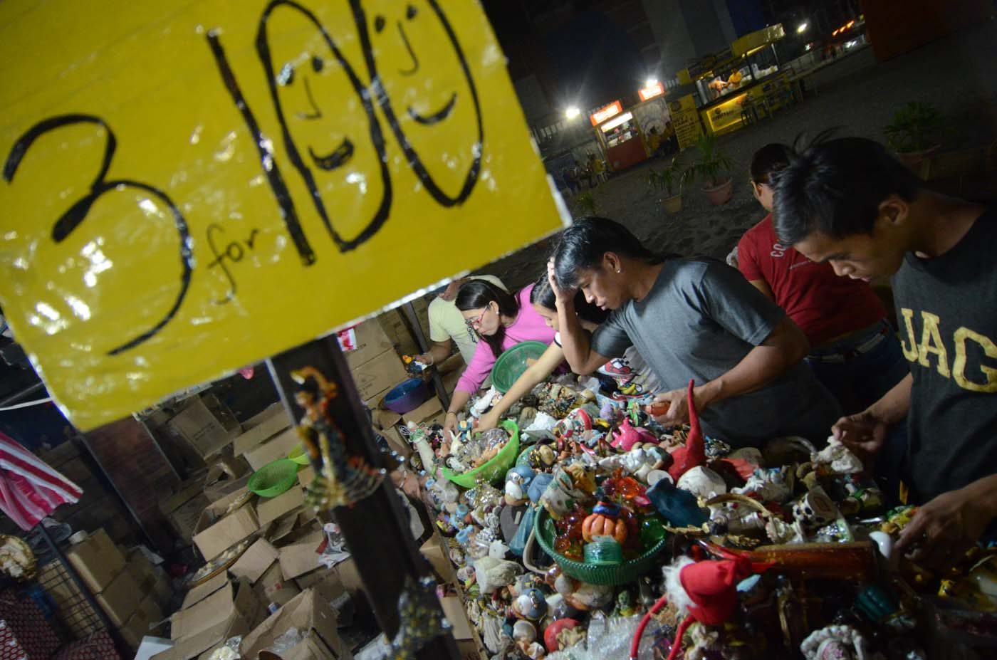 EARLY SHOPPERS. People flock to the Tutuban night market in Manila for a chance to complete their Christmas gift list and haggle for the cheapest deal on December 10, 2015. Photo by Alecs Ongcal/Rappler  