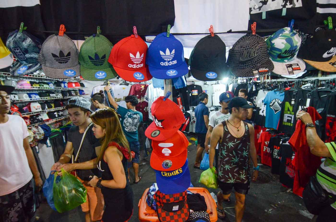 SHOP 'TIL YOU DROP. The shopping fun is extended until midnight at the Tutuban Christmas night market to accommodate more shoppers. Photo by Alecs Ongcal/Rappler  