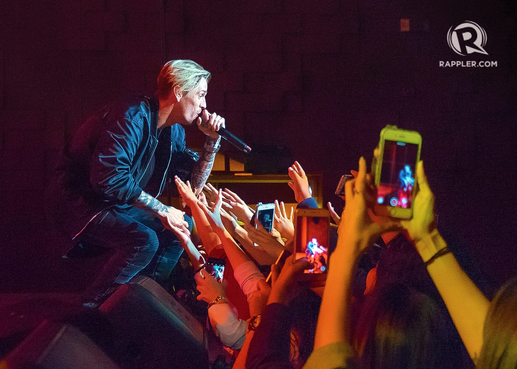 UP CLOSE. Aaron Carter gets near his fans as they take photos and videos 