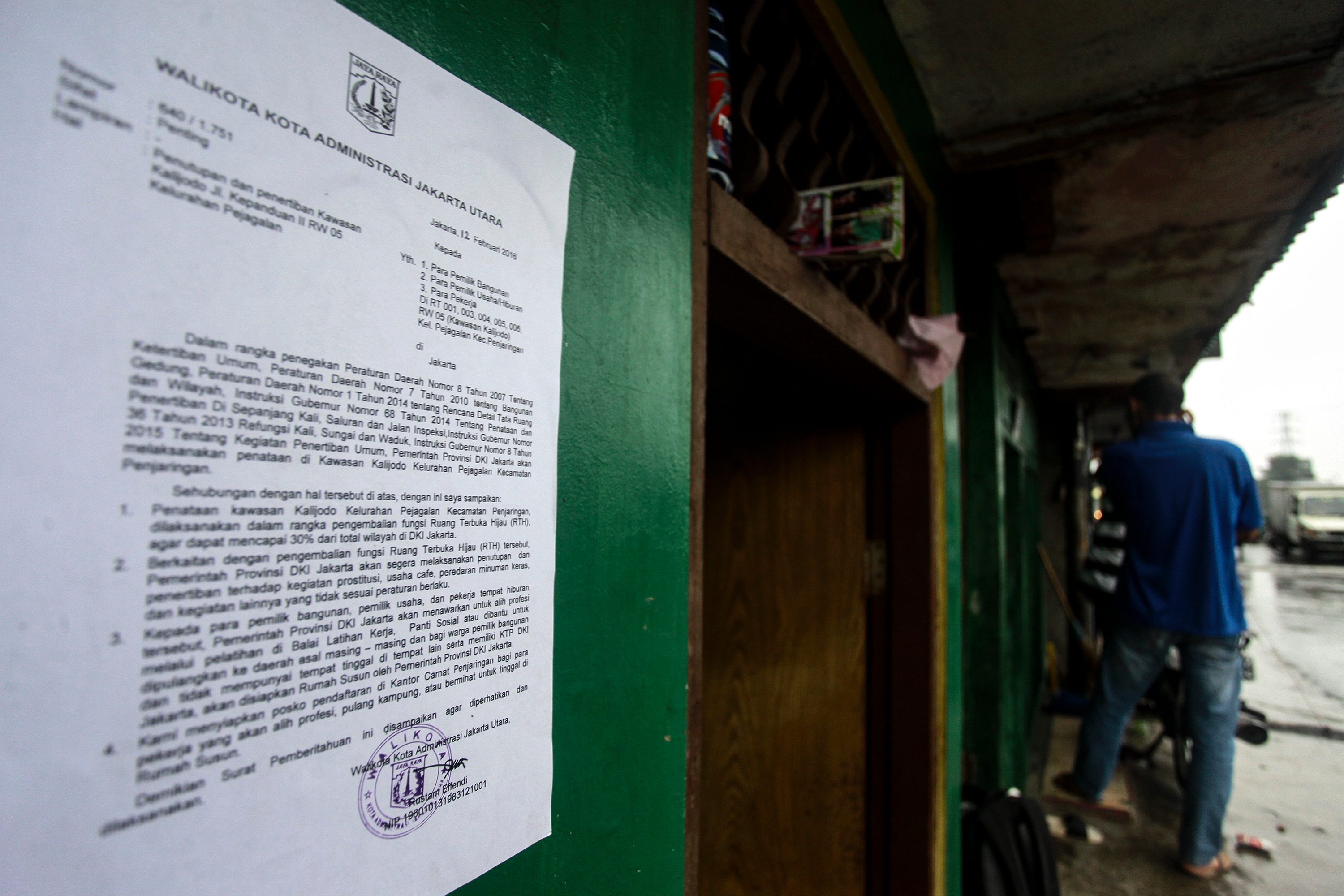 Surat pemberitahuan Pemprov DKI Jakarta tertempel di salah satu rumah di kawasan Kalijodo. Foto oleh Muhammad Adimaja/Antara 