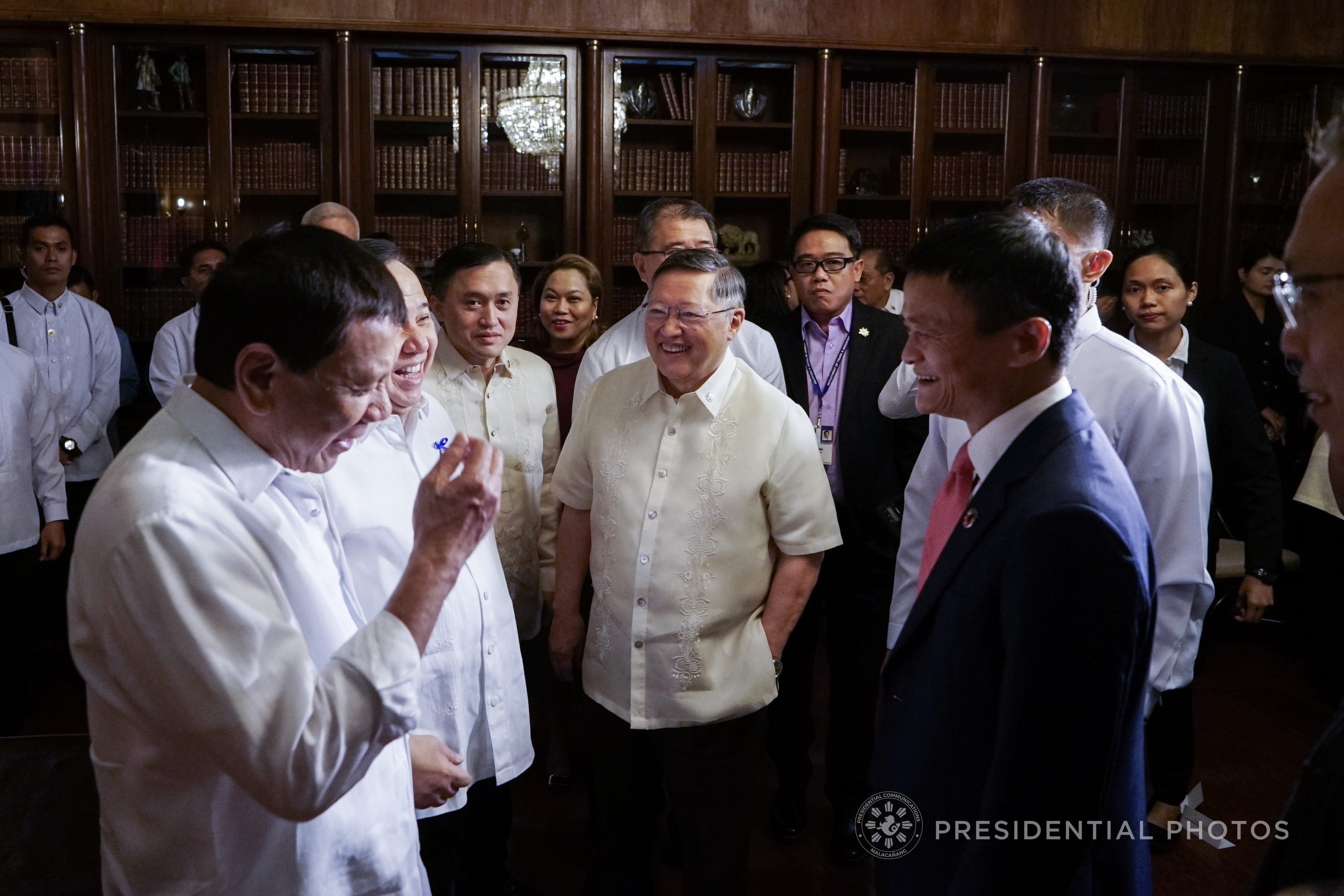 LIGHT MOMENT. President Rodrigo Duterte shares a light moment with Alibaba Group's Jack Ma during a meeting at the Palace on October 25, 2017. Also in the photo are Senator Richard Gordon, Special Assistant to the President Christopher Lawrence Go and Finance Secretary Carlos Dominguez III. Photo from PCOO 