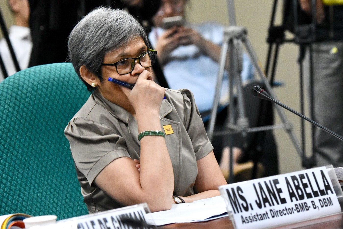 BUDGET DEPARTMENT. Department of Budget and Management Assistant Director Jane Abella answers questions of Sen. Franklin Drilon at the senate budget hearing of the Department of Health. September 17, 2018. Photo by Angie de Silva/Rappler 