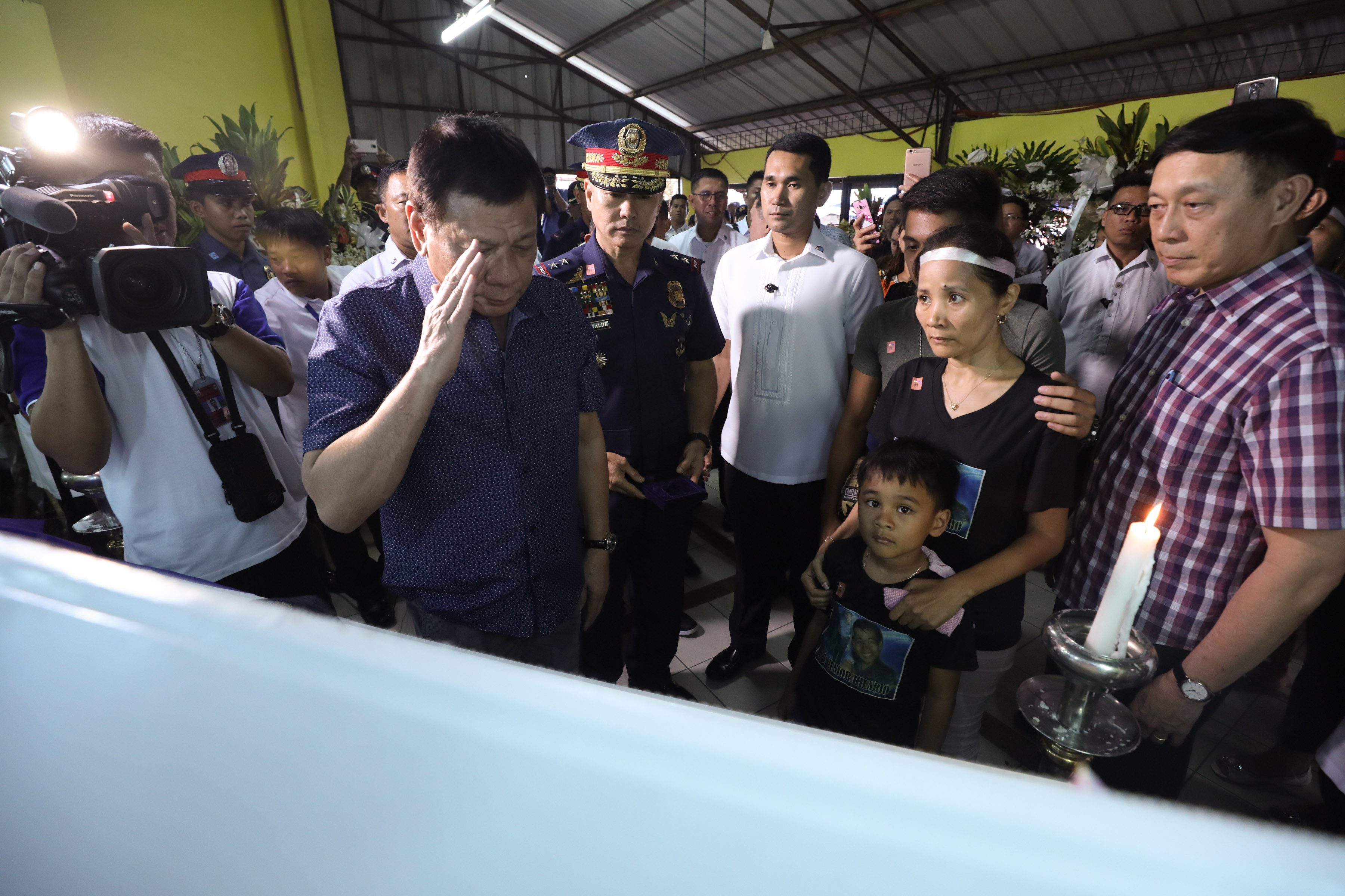 COMMANDER'S GOODBYE. President Rodrigo Duterte salutes the late SPO1 Junior Hilario. Presidential photo 