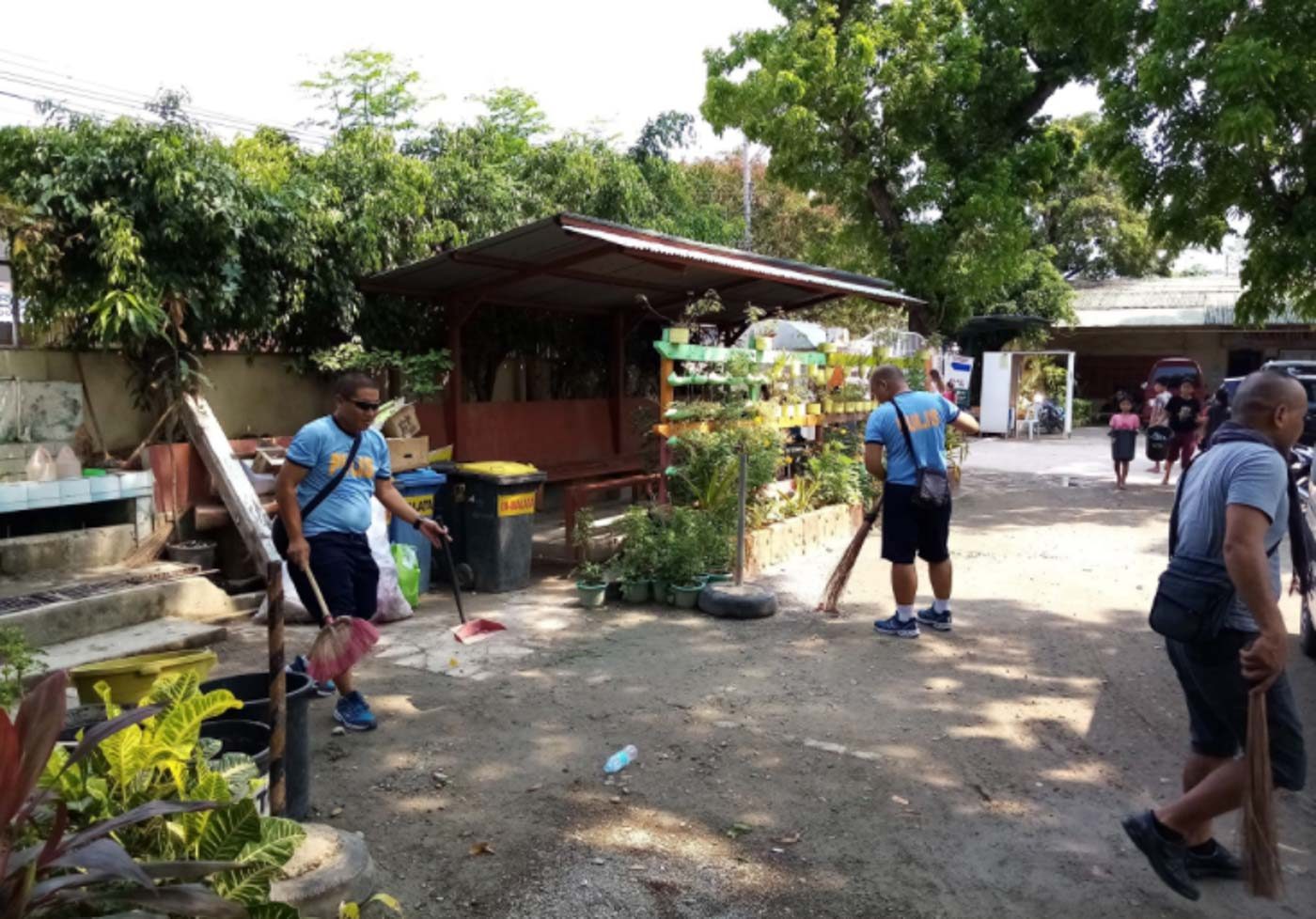 MANDAUE CITY. Volunteers sweep off trash at the Canduman National High School in Madaue City. Photo from Mandaue Police Station 6's Twitter Page  