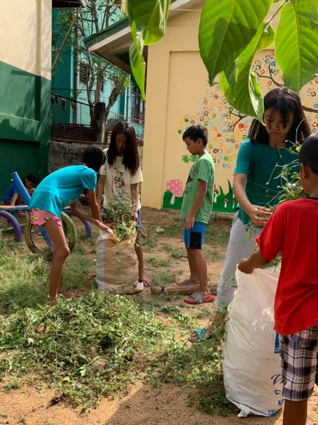 NUEVA ECIJA. Students clean the premises of Burgos Elementary School in Burgos Carranglan, Nueva Ecija, as part of the annual Brigada Eskwela. Photo courtesy of Jocelyn Florentino  