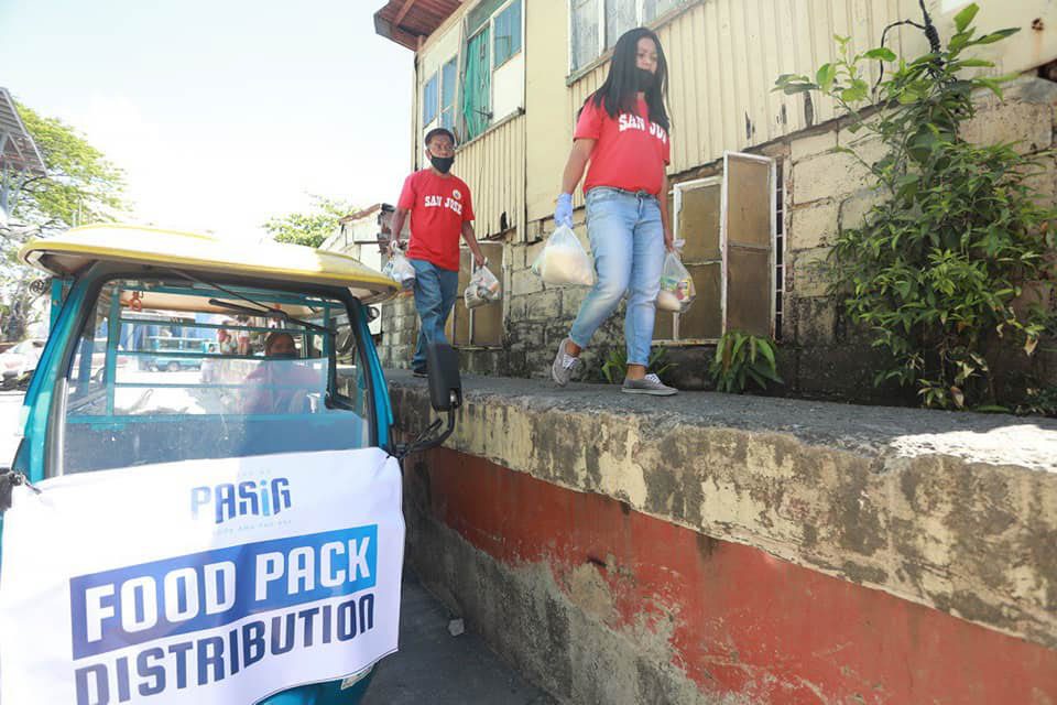 Pasig gives food packs to poor residents, readies financial aid for workers