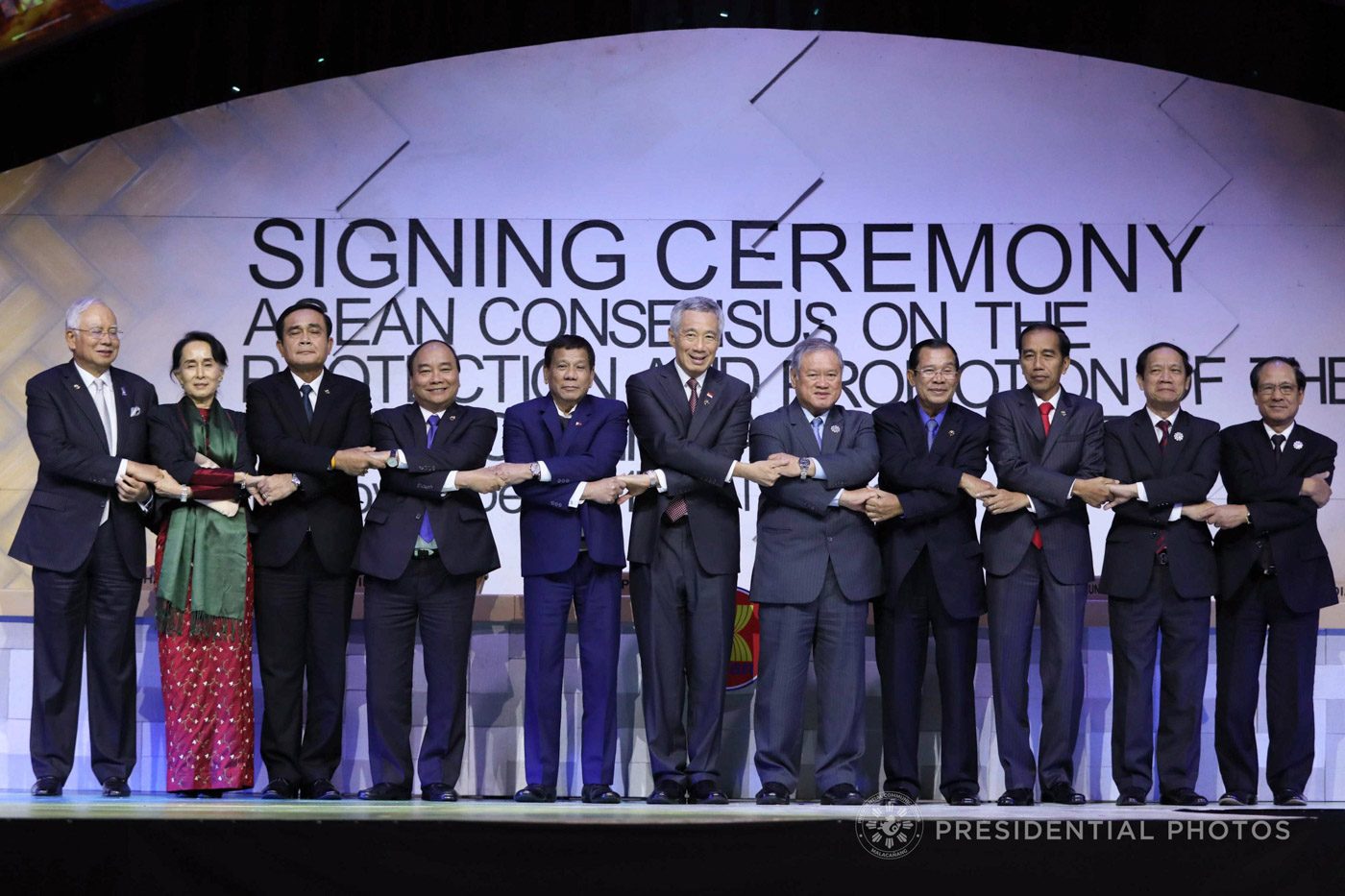 ASEAN leaders tackle Rohingya crisis, urge South China Sea calm