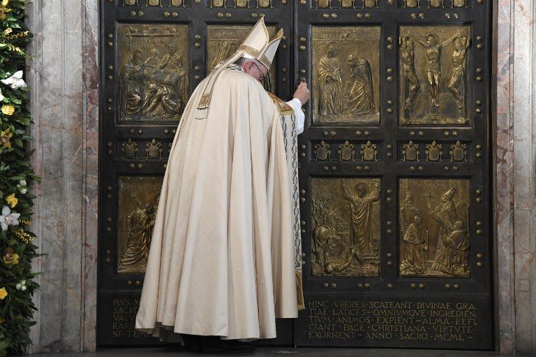 Pope shuts Holy Door after jubilee of hope for sinners