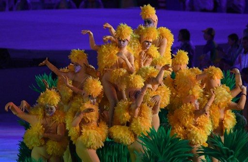 Kostum burung berwarna kuning. Foto oleh Luis Acosta/AFP 