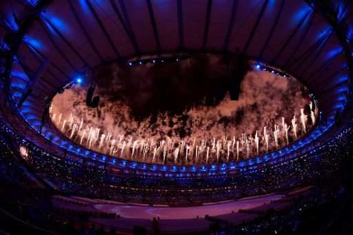 Kembang api yang menghiasi langit Rio de Janeiro saat upacara penutupan Olimpiade. Foto oleh Fabrice Coffrini/AFP 
