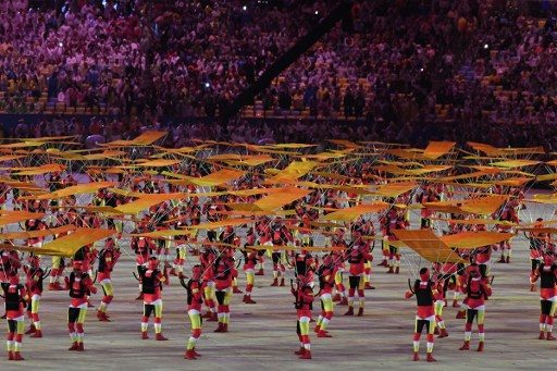 Para penari tampil dihadapan ribuan penonton di stadion Maracana, Rio de Janeiro. Foto oleh Luis Acosta/AFP 