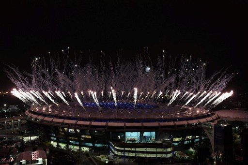Kembang api tanda dimulainya upacara penutupan Olimpiade Rio 2016. Foto oleh Vanderlei Almeida/AFP 