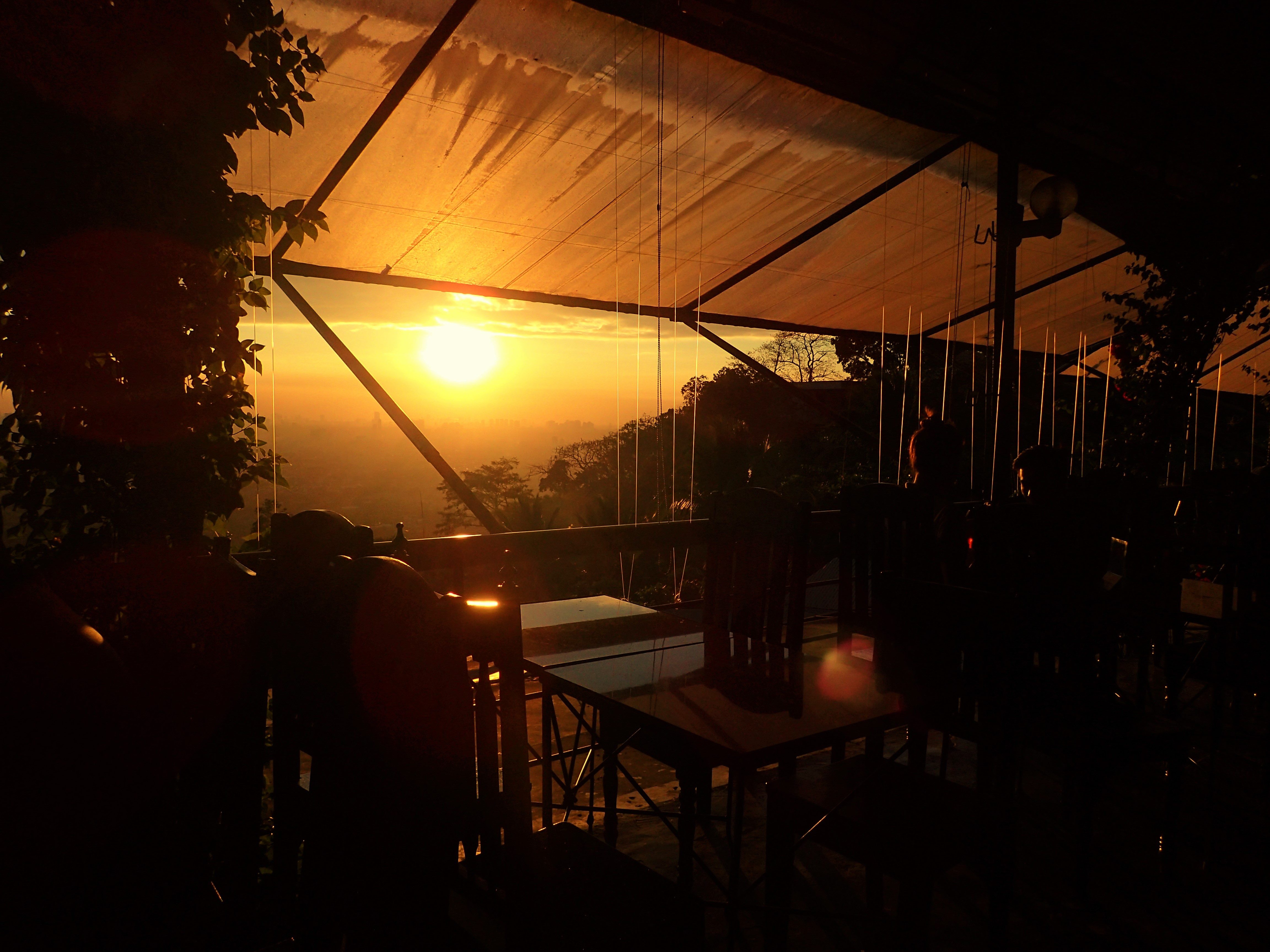 CHILLING. Cloud 9 is a perfect spot to watch the sunset over Metro Manilaâs skyline. 
