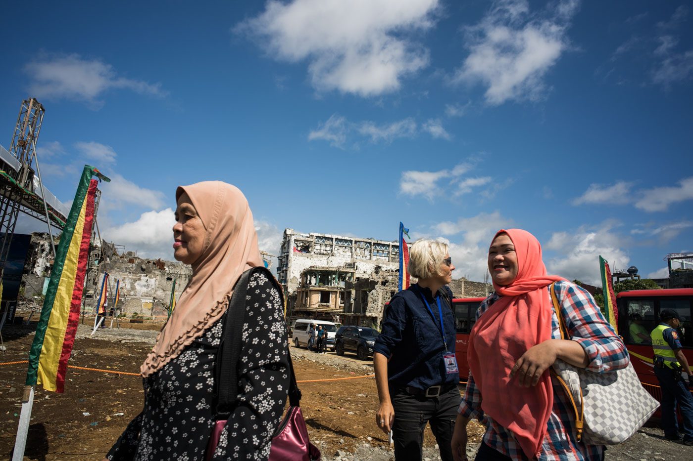 EAGER FOR HOME. Marawi residents are hopeful they will soon return to their homes inside the Most Affected Area. Photo by Martin San Diego/Rappler  