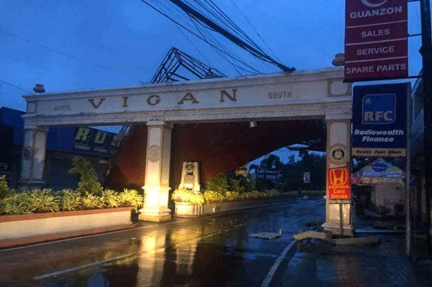 DOWN. A billboard collapses in Vigan, Ilocos Sur, due to Ompong's ferocious winds. Photo by Ilocos Sur PDRRMC 