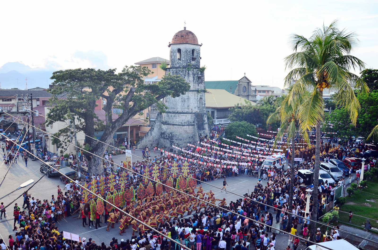 FIESTA. A sea of people crowd the streets of Dumaguete. Photo by Potpot Pinili 