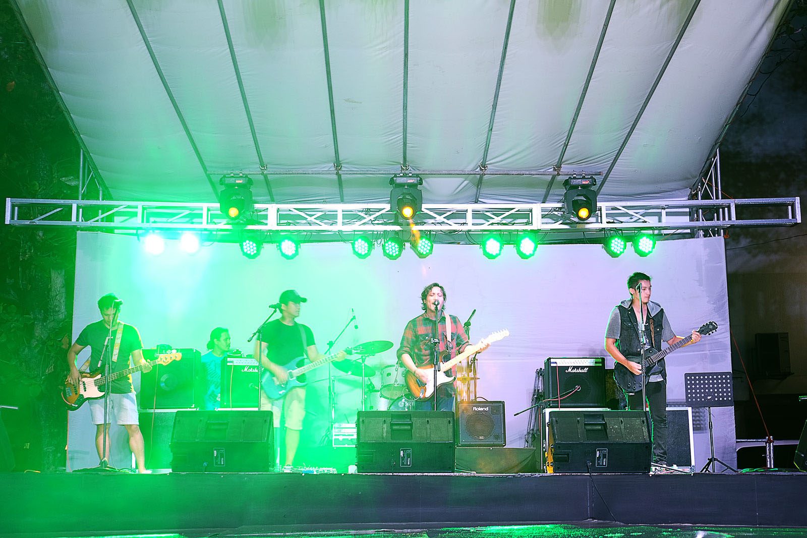 ROCK STARS. Local bands amp up the night festivities in Dumaguete. Photo by Potpot Pinili 
