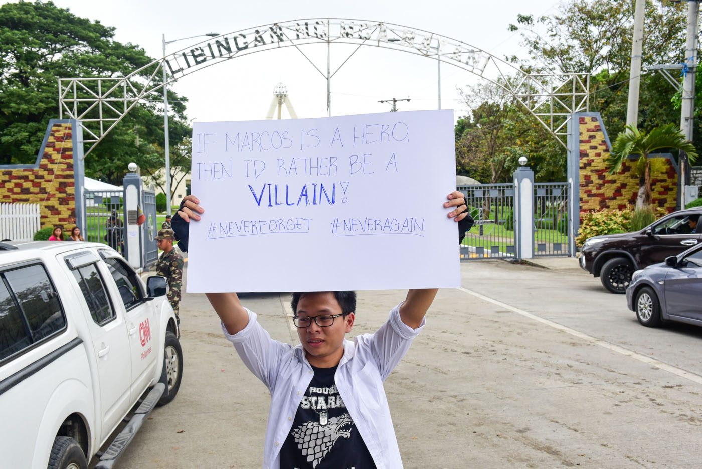GOING SOLO. John Algo holds a solo protest outside the Libingan ng mga Bayani on November 19. Photo by Alecs Ongcal/Rappler 