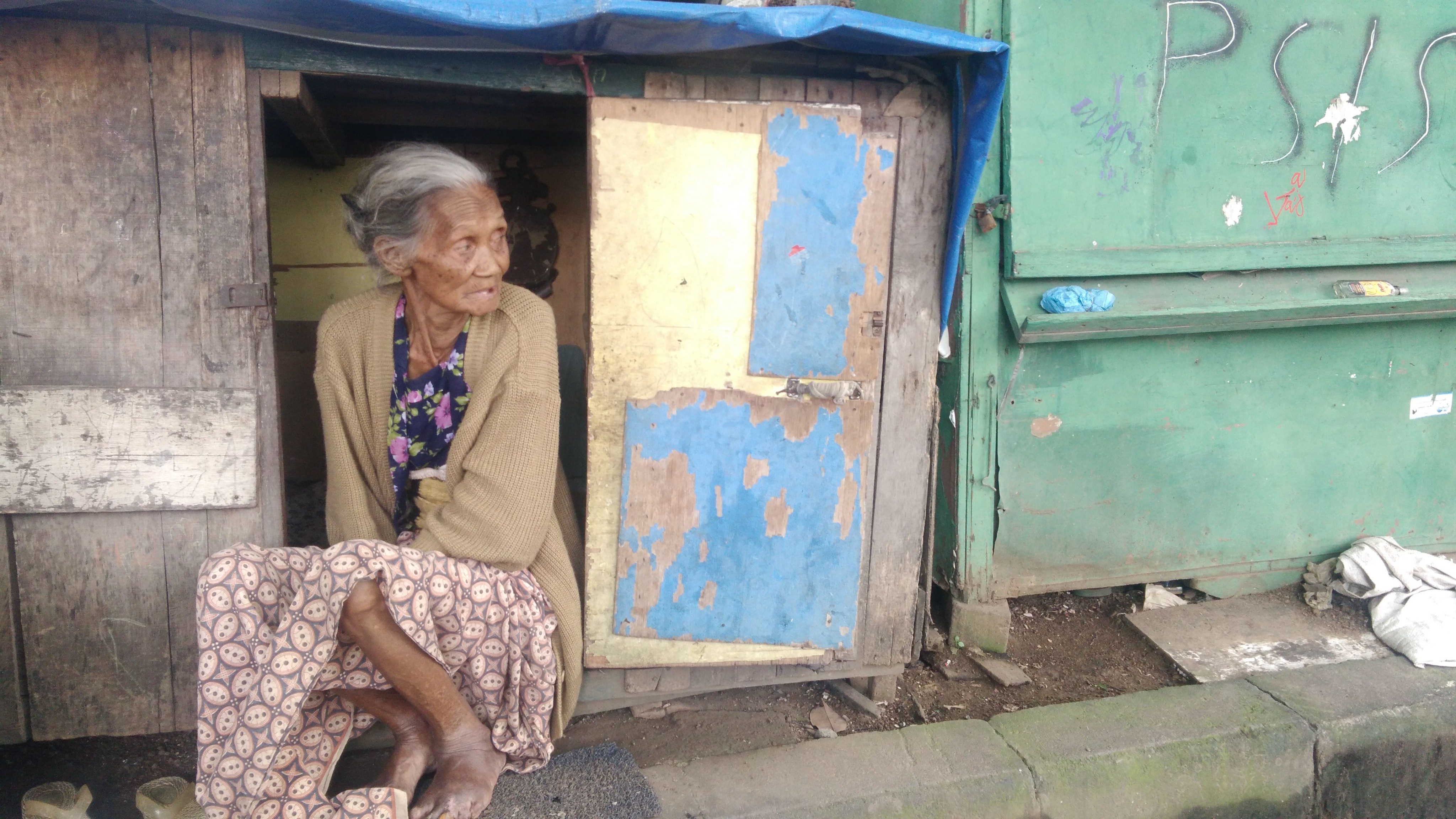 Mbah Yuliyah, seorang nenek 85 tahun penderita kusta, kini hanya mengandalkan belas kasihan orang-orang yang kebetulan lewat di depannya. Foto oleh Fariz Fardianto/Rappler

 