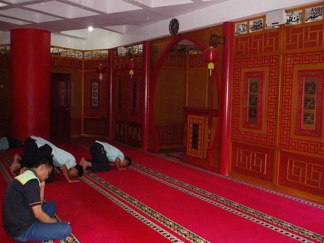 Bagian dalam interior Masjid Al-Imtizaj yang bernuansa klenteng. Foto oleh Yuli Saputra 