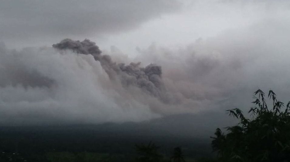 Mayon Volcano spews debris, hot gases