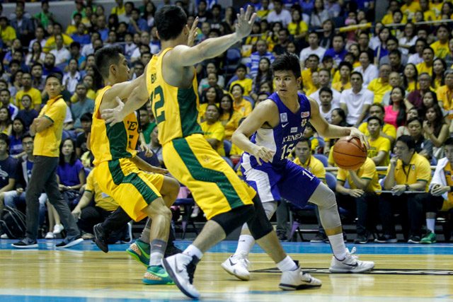 DEFENDING THE PHENOM. Mac Belo (center) closes out on UAAP MVP Kiefer Ravena (right). Photo by Czeasar Dancel/Rappler 