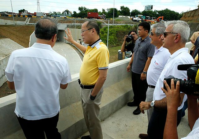 President Benigno S. Aquino III inspects the structures of the completed Daang-Hari-South Luzon Expressway (SLEX) Link Road Project / Muntinlupa-Cavite Expressway (MCX) during the inauguration ceremony at the MCX Toll Plaza in Barangay Poblacion, Muntinlupa City on Friday (July 24, 2015). (Photo by Gil Nartea / Malacañang Photo Bureau) 