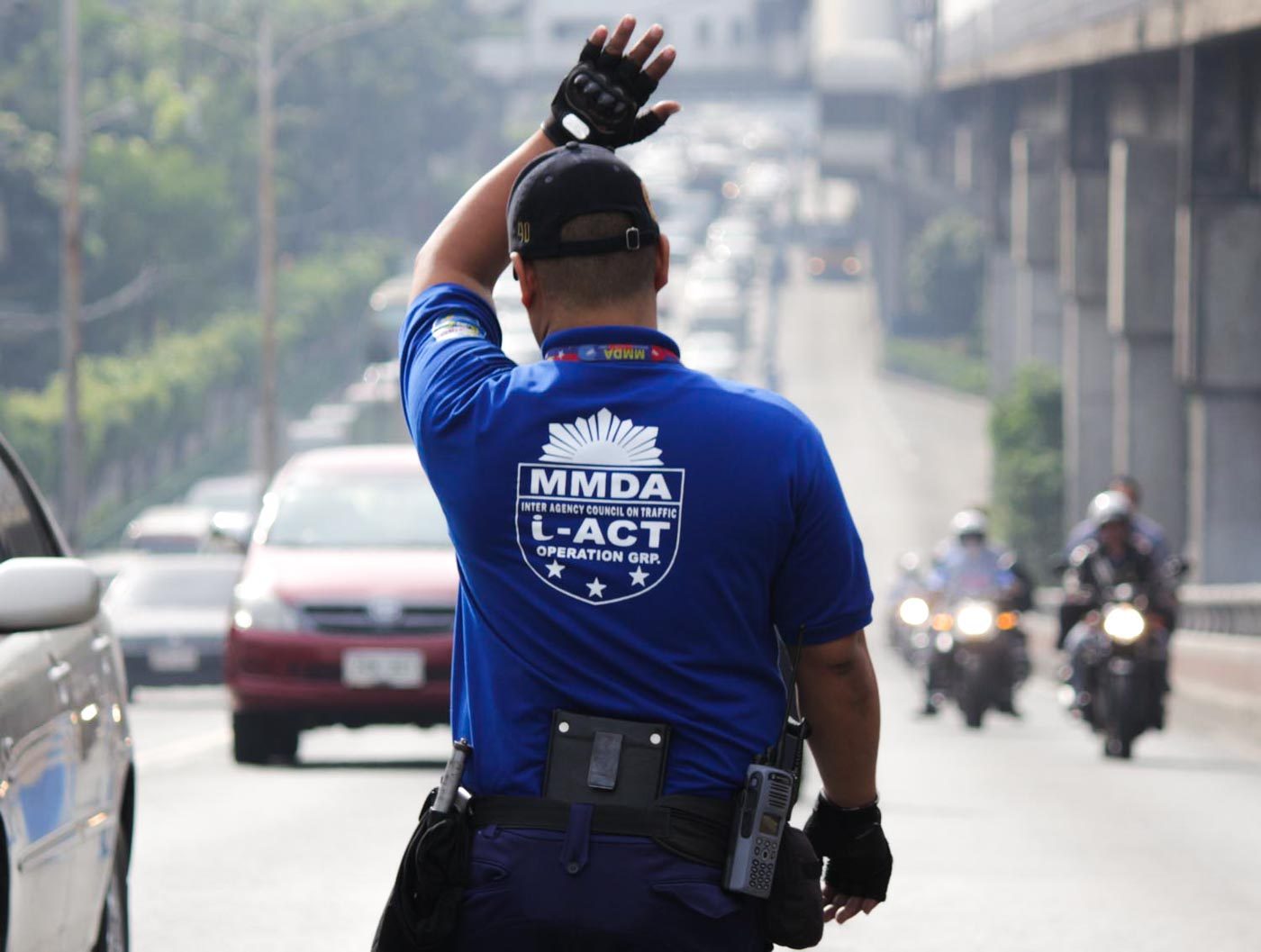 MMDA. A traffic enforcer manages traffic along EDSA. Photo by Darren Langit/Rappler 