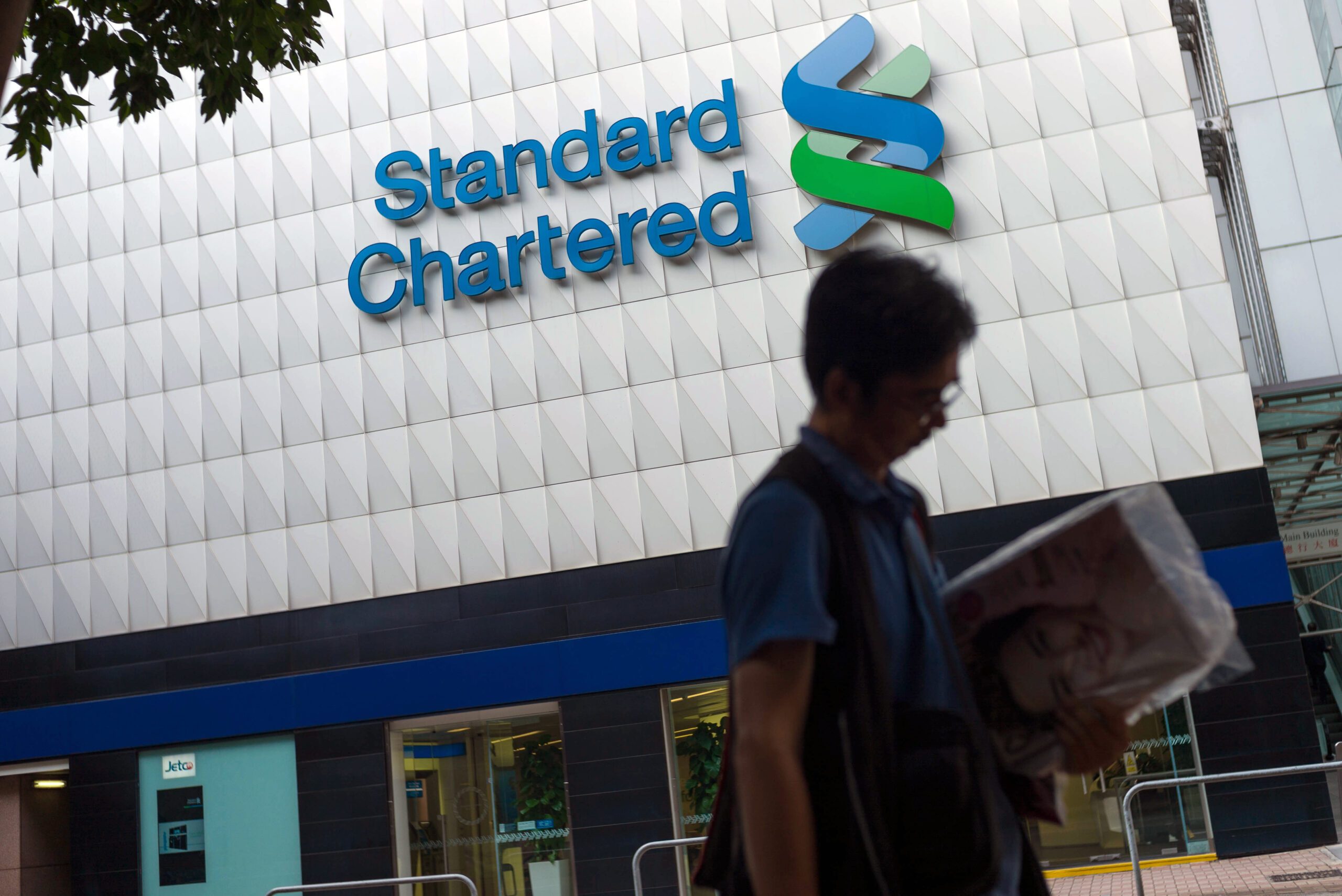 Standard Chartered swings to $2.36B net loss in 2015