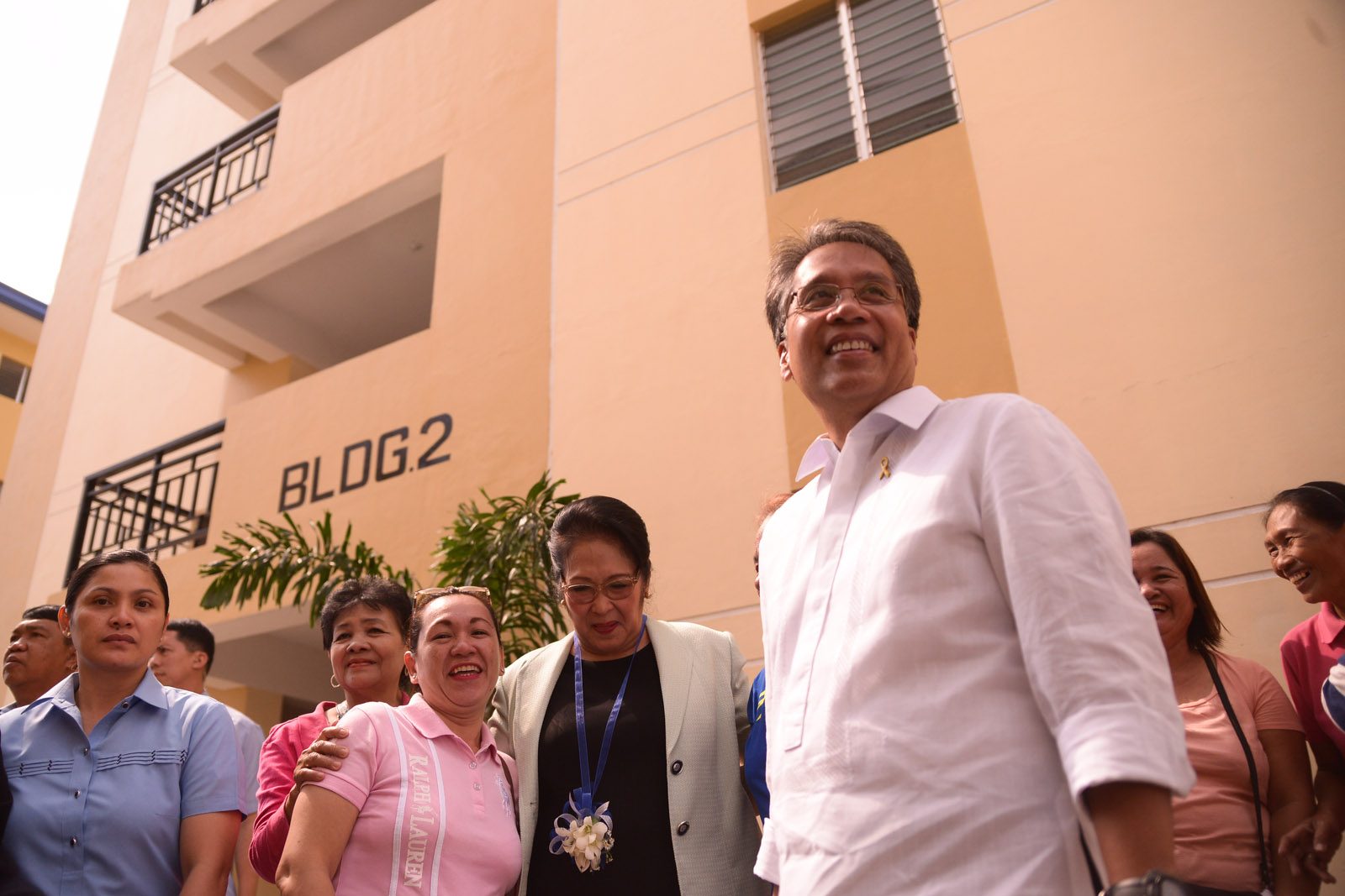 NCR ROUNDS. Roxas is joined by San Juan City Guia Gomez and Senator JV Ejercito during a visit to the city. Photo by Jansen Romero/Rappler 