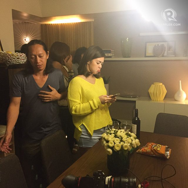 WHAT'S WRONG? Shaina Magdayao takes the time to text in between takes of 'Single/Single.' Photo by Vernise L. Tantuco/Rappler  