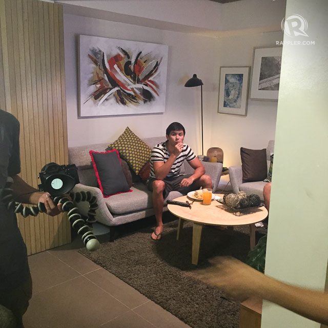 BETWEEN TAKES. Matte Guidicelli chows down on the props while waiting for the cameras to start rolling. Photo by Vernise L. Tantuco/Rappler  
