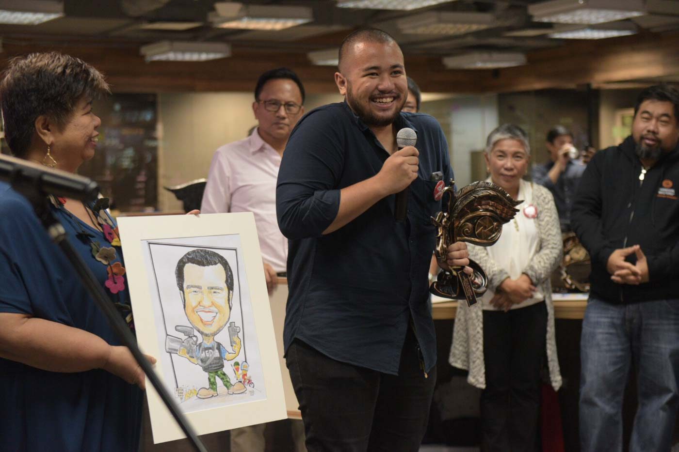 FREE PRESS. Award-wining photojournalist Ezra Acayan is recognized during the SIKATO on Thursday, December 6, for his excellence and courage in producing stories related to President Rodrigo Duterte's drug war. Photo by Leanne Jazul/Rappler 