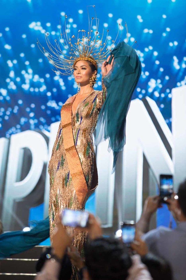VINTA INSPRATION. Maxine Medina, debuts her National Costume on stage at the Mall of Asia Arena on January 26, 2017. Photo from the Miss Universe Organization 