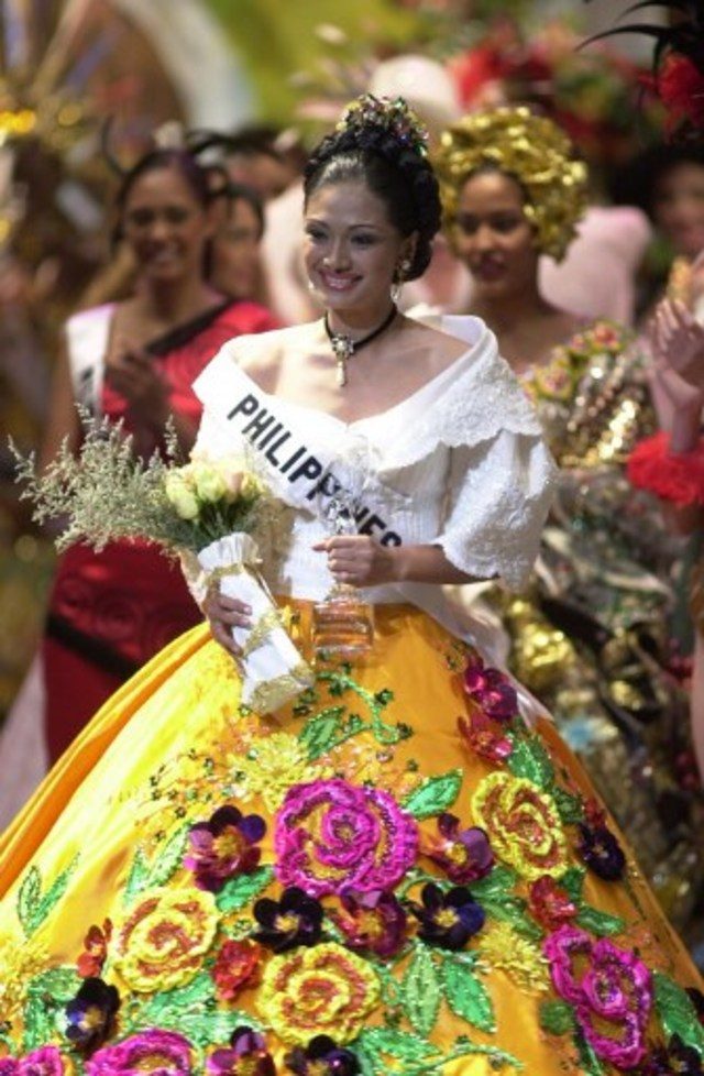 NATIONAL COSTUME. Zorayda Ruth Andam, Miss Philippines 2001, holds the Hoya Crystal trophy she received for winning 1st Runner Up at the Miss Universe 2001 costume show at the Luis A. Ferre Performing Arts Center in Santurce, Puerto Rico on May 2, 2001.  File photo by Miss Universe Organization/ AFP  