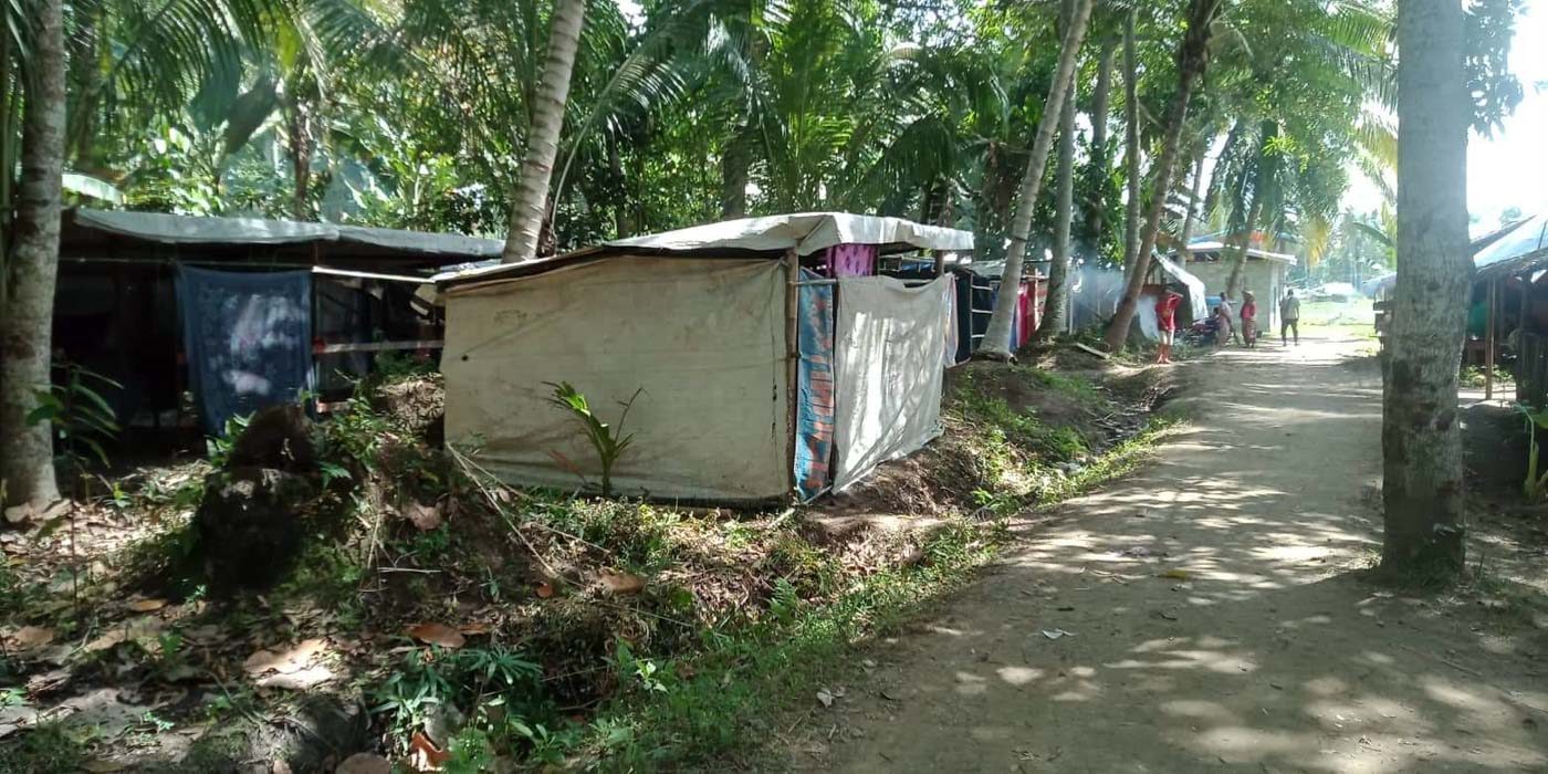 MAKESHIFT HOMES. Evacuees in Barangay Libutan, Mamasapano, Maguindanao, stay in flimsy booths made from sticks and drapes. Photo sourced by Rappler 