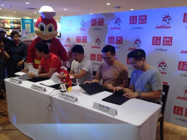 PARTNERSHIP. Fast Retailing Philippines Incorporated Chief Operating Officer Katsumi Kubota (2nd from left) and Jollibee Philippines President Joseph Tanbuntiong (3rd from left) seal the deal for their first t-shirt collaboration.   