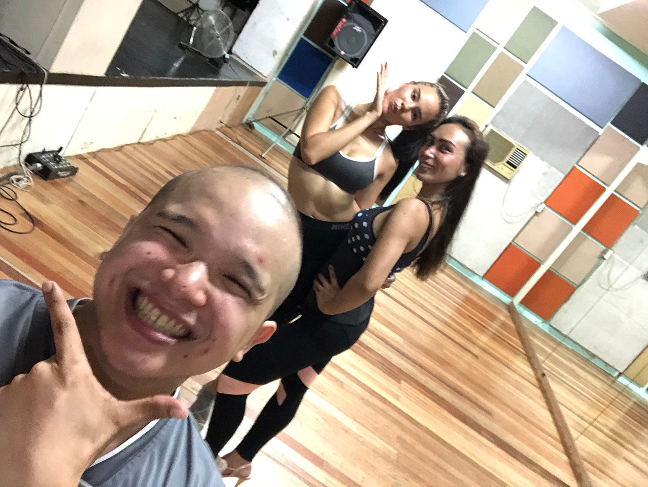 TRAINING. Carlos Buendia Jr, Justine Aliman, and Miss Universe 2018 Catriona Gray ham for the camera during a pasarela ans styling session.  