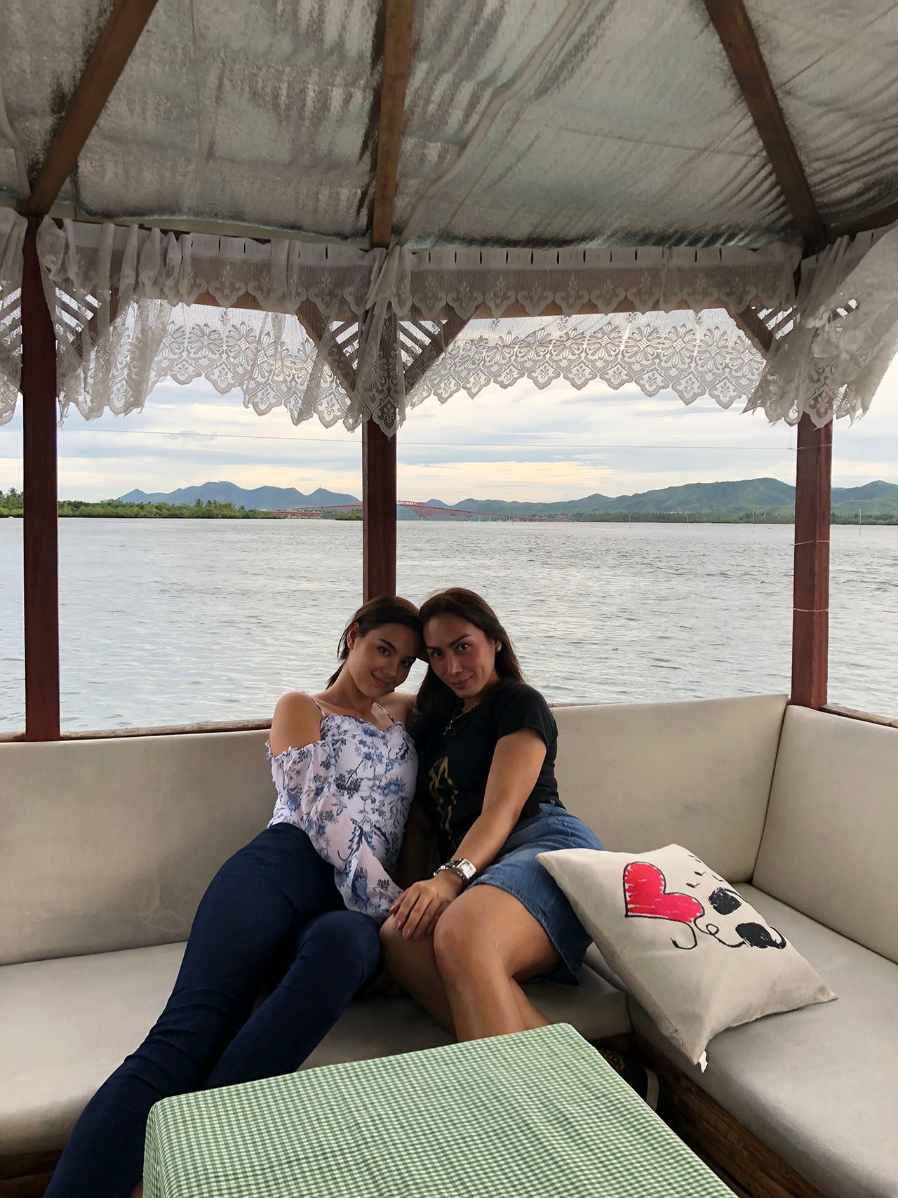 TIME OFF. Justine and Catriona take a break in one of their bonding moments. 