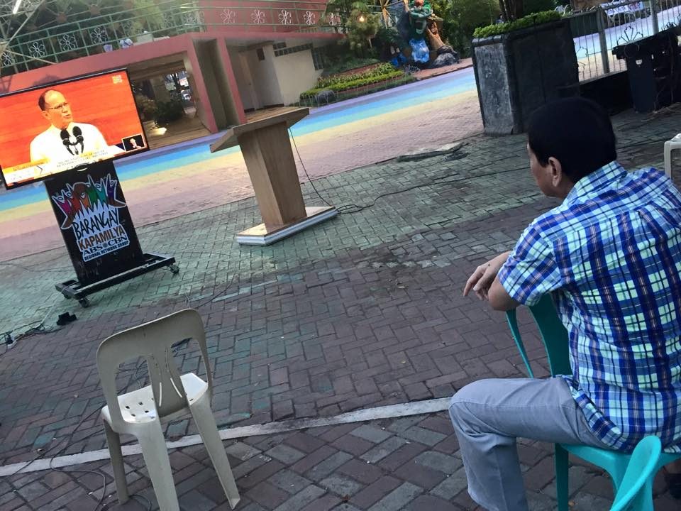 GRADING AQUINO. Davao City Mayor Rodrigo Duterte – who watches the telecast of President Benigno Aquino III's speech at the Davao People's Park on July 27, 2015 – gives the State of the Nation Address a 7 on a scale of 1-10. Photo by Editha Caduaya/Rappler Editha Caduaya