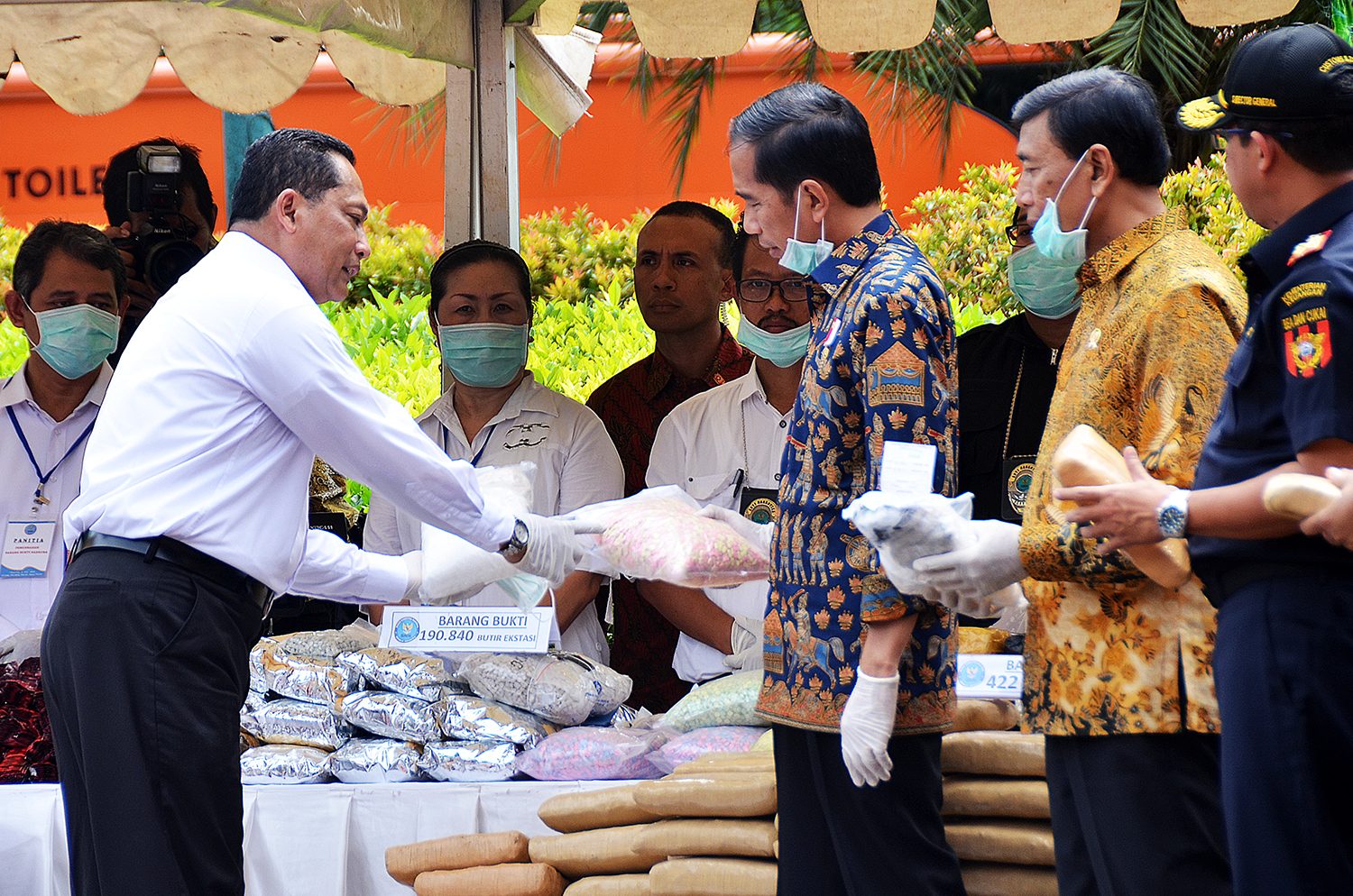 Kepala BNN Budi Waseso menunjukkan barang bukti narkoba yang akan dimusnahkan kepada Presiden Jokowi, di lapangan Silang Monas, Jakarta, pada 6 Desember 2016. Foto dari Setkab.go.id 