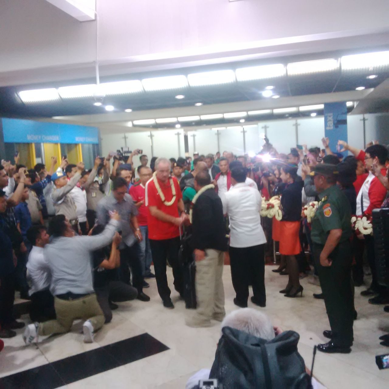 FOTO: Pulang dari Thailand, Timnas Indonesia disambut meriah di bandara