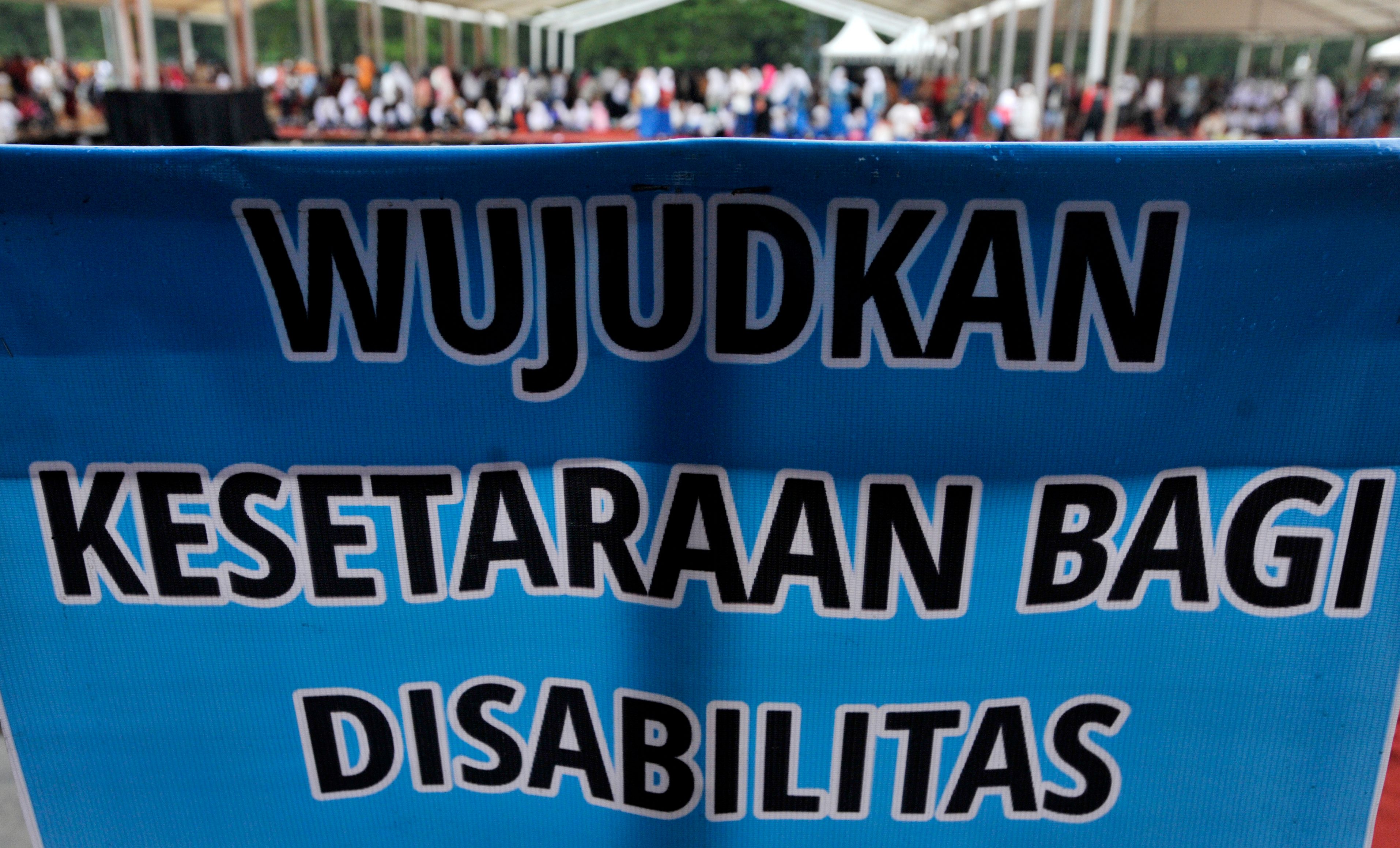 Sejumlah relawan memperingati Hari Disabilitas Internasional di Lapangan Karebosi Makassar, Sulawesi Selatan, pada 3 Desember 2016. Foto oleh Yusran Uccang/Antara 
