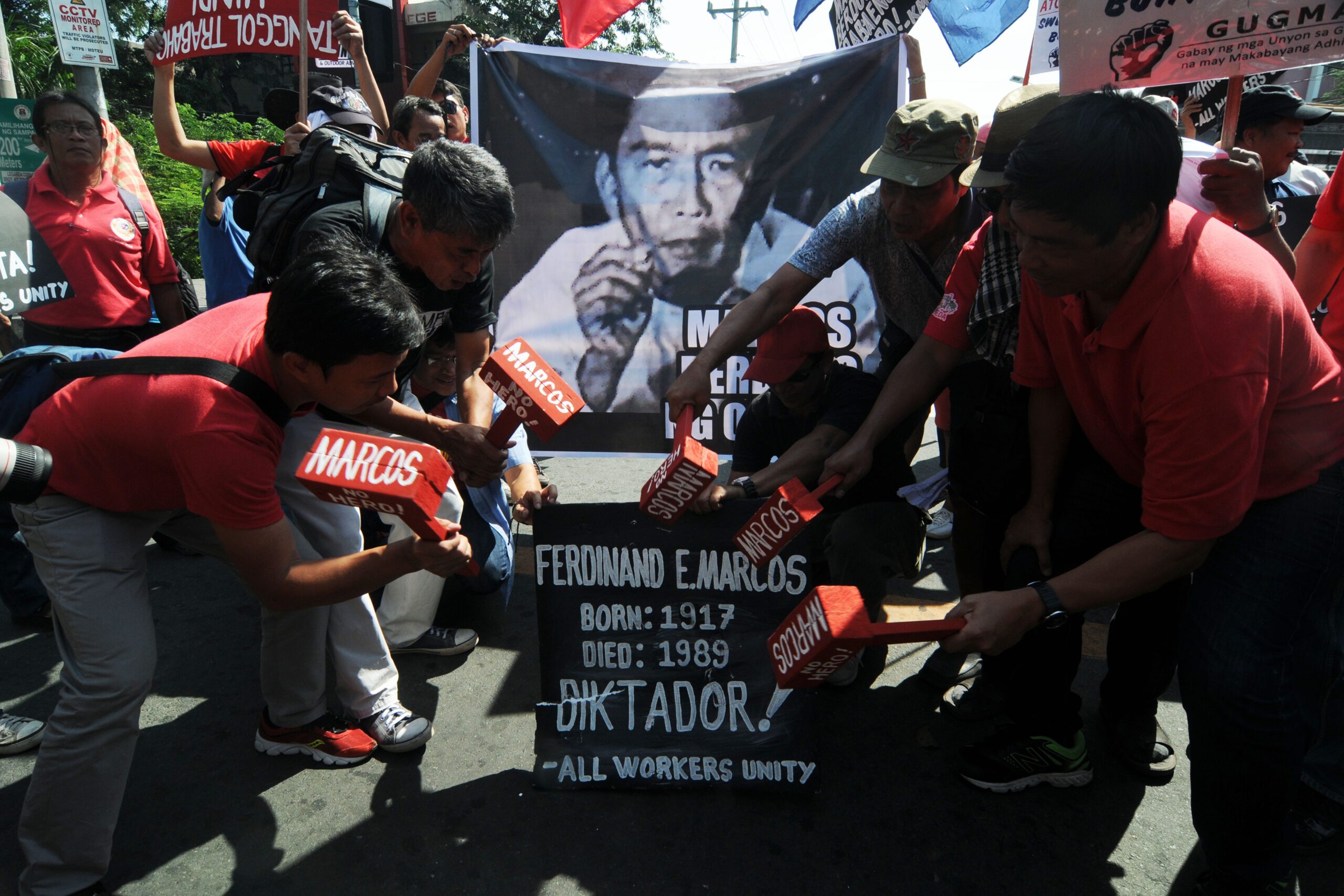 Labor groups vs burial: Marcos started contractualization