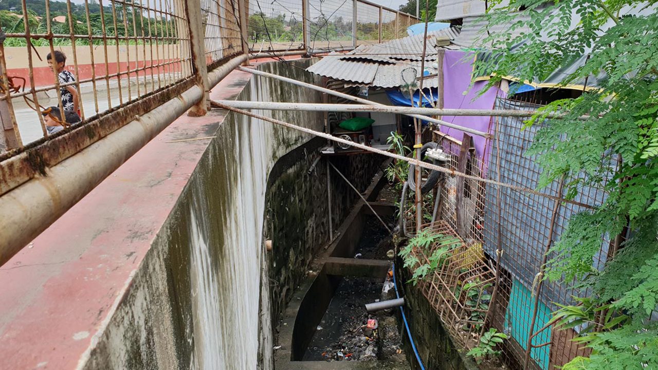 TOO NARROW. The Pasig City government plans to widen this canal in Barangay Santolan to mitigate floods but it would eat into an area occupied by informal settlers. Photo by JC Gotinga/Rappler 